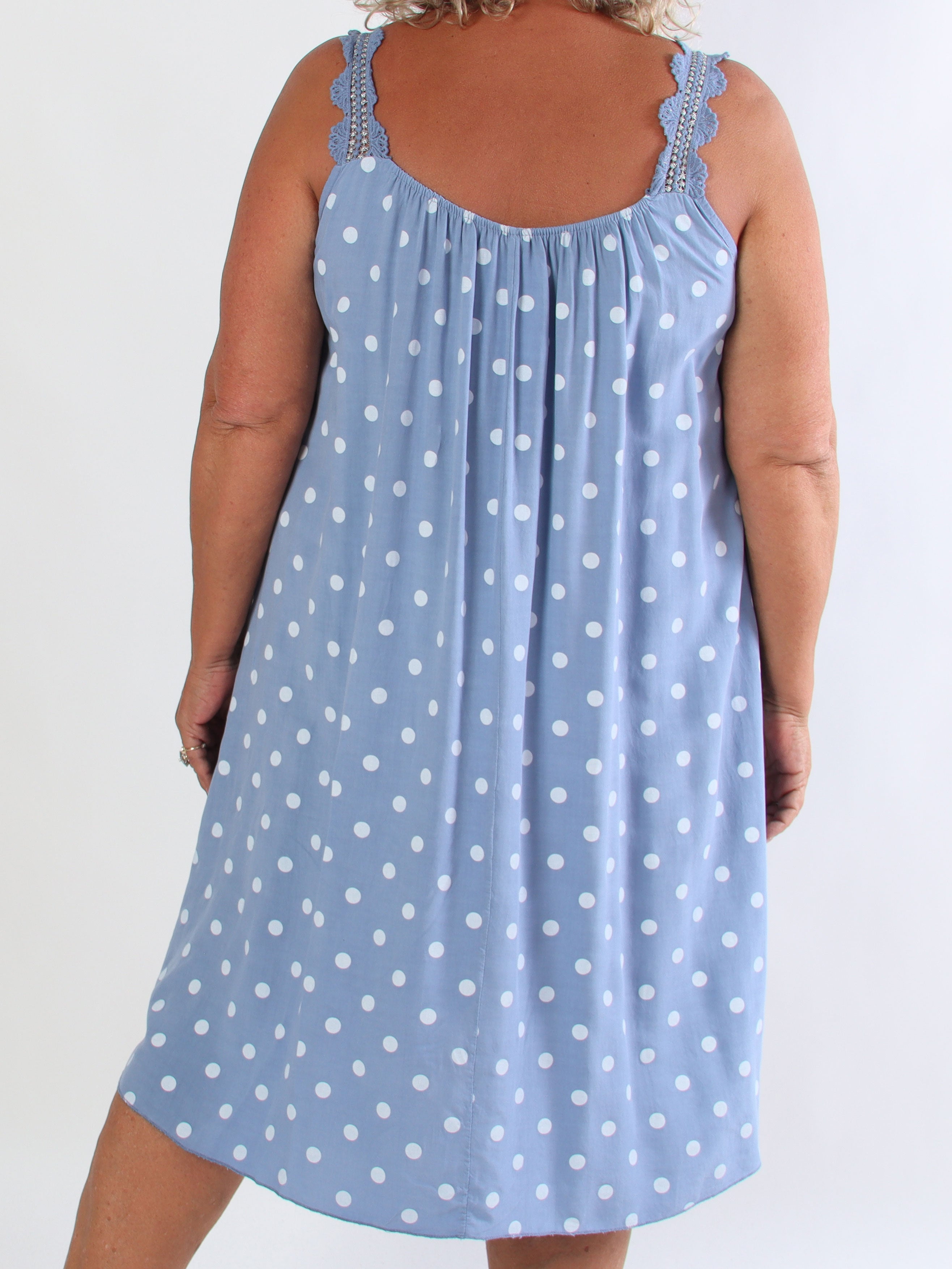 Enia - Plus size kjole i viskosestof med prikker og broderede stropper